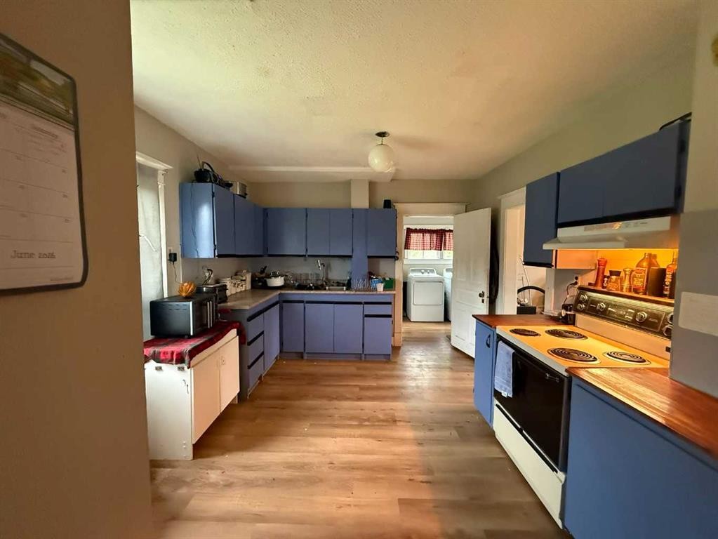 5105 Valley Street, Robb, AB - Indoor Photo Showing Kitchen With Double Sink
