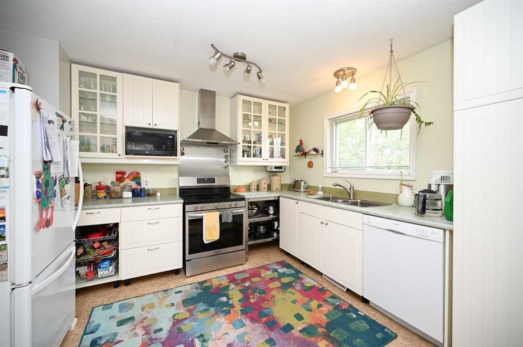 3113 47 Avenue, Athabasca, AB - Indoor Photo Showing Kitchen With Double Sink