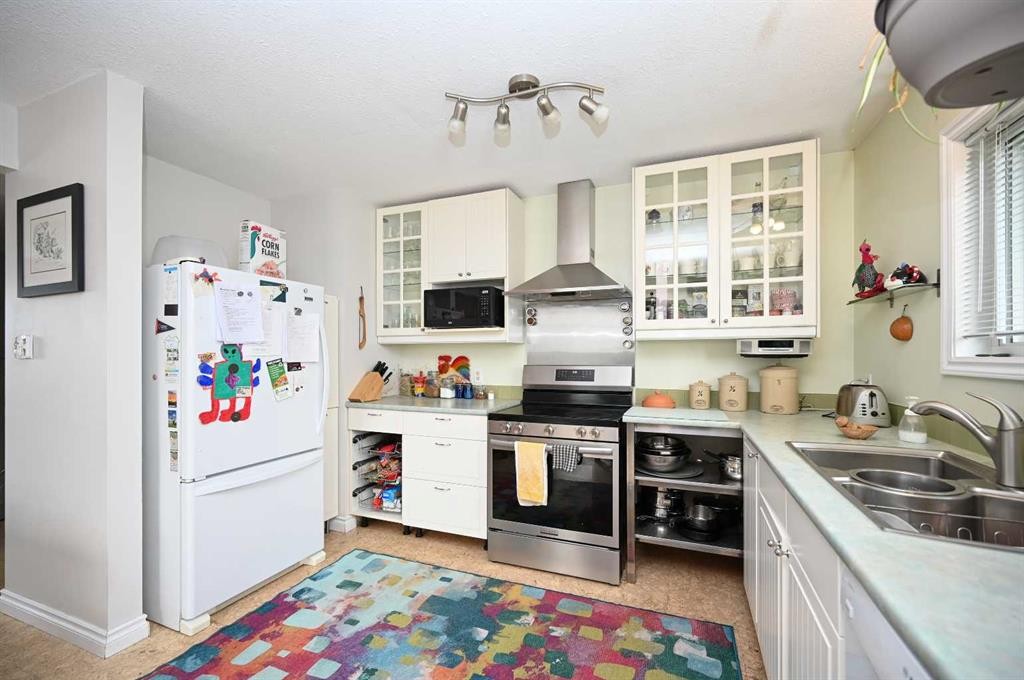 3113 47 Avenue, Athabasca, AB - Indoor Photo Showing Kitchen With Double Sink
