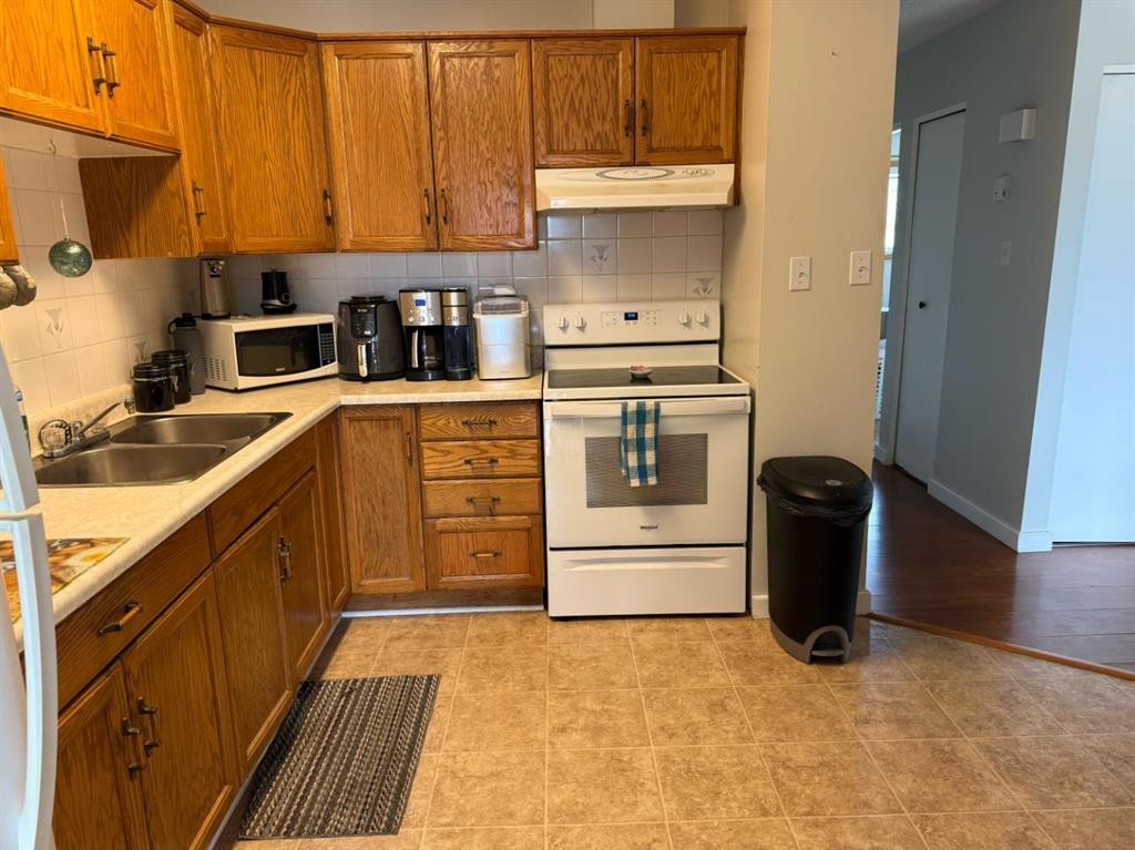 59 A&B Centennial Crescent, Swan Hills, AB - Indoor Photo Showing Kitchen With Double Sink