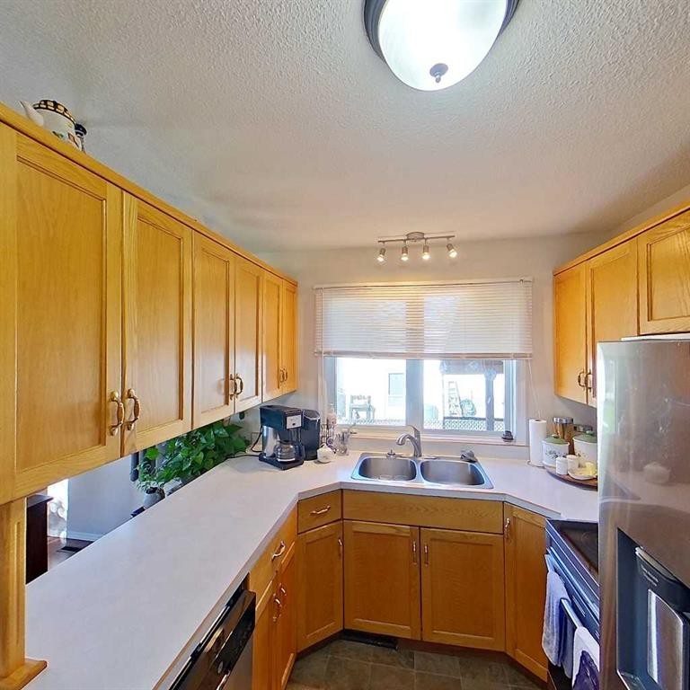 28 Centennial Crescent, Swan Hills, AB - Indoor Photo Showing Kitchen With Double Sink