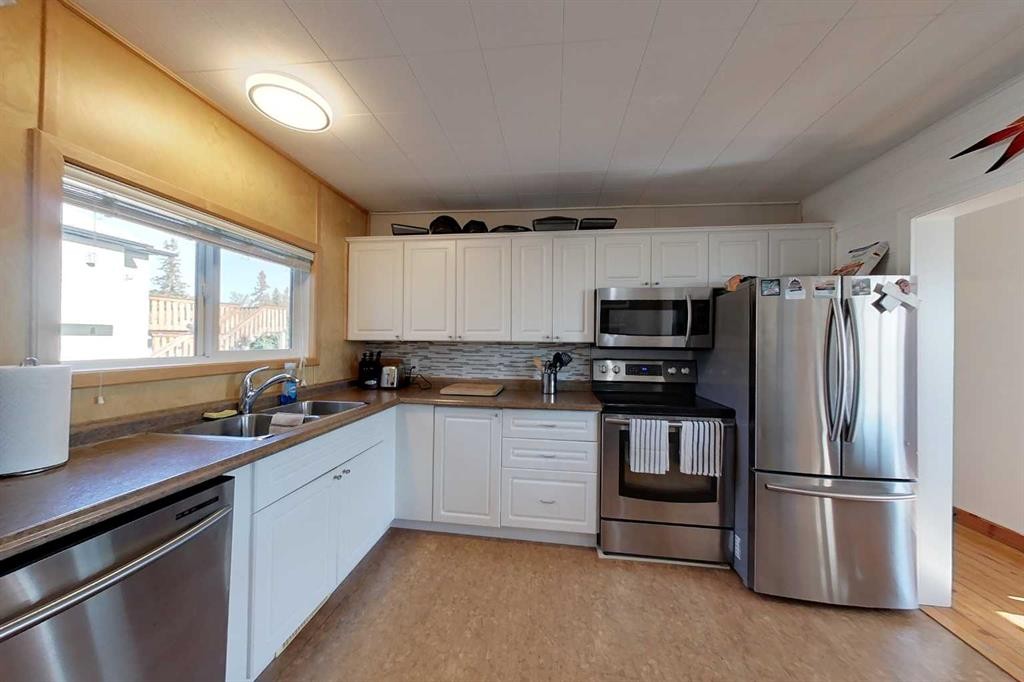 734041 Range Road, Wagner, AB - Indoor Photo Showing Kitchen With Double Sink
