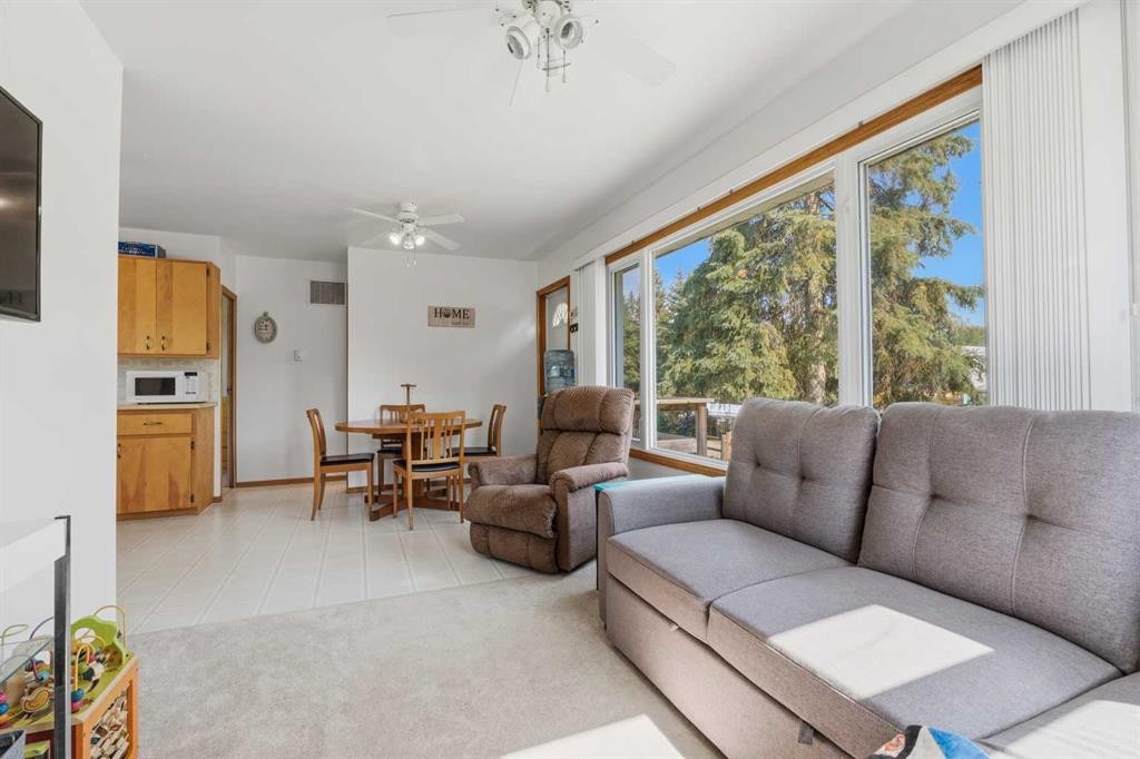 164 Crescent Drive, Thunder Lake, AB - Indoor Photo Showing Living Room