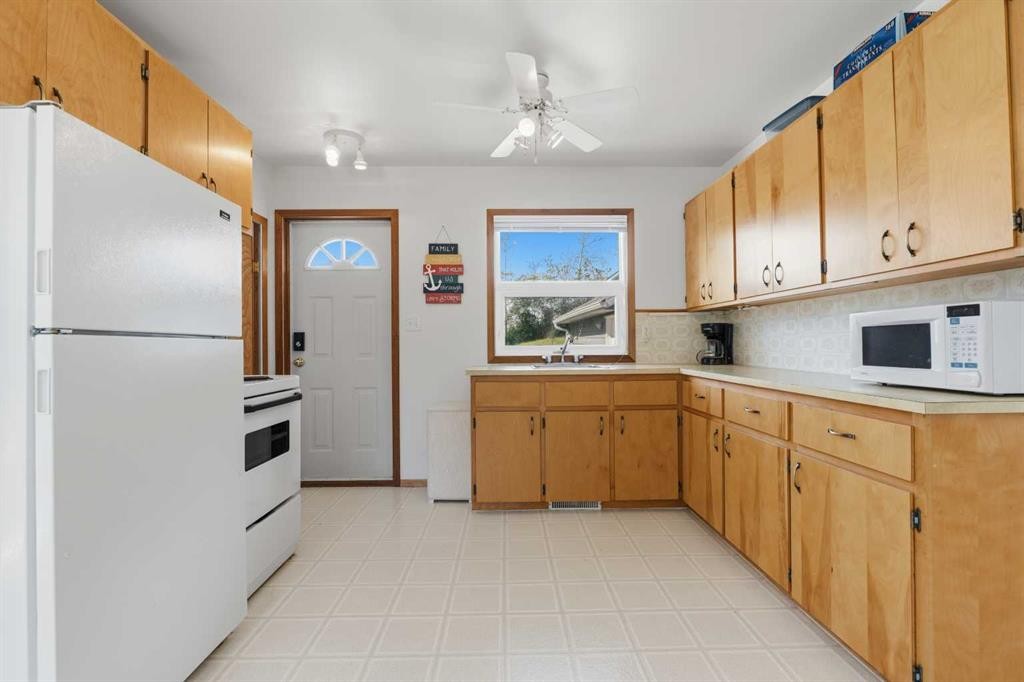 164 Crescent Drive, Thunder Lake, AB - Indoor Photo Showing Kitchen