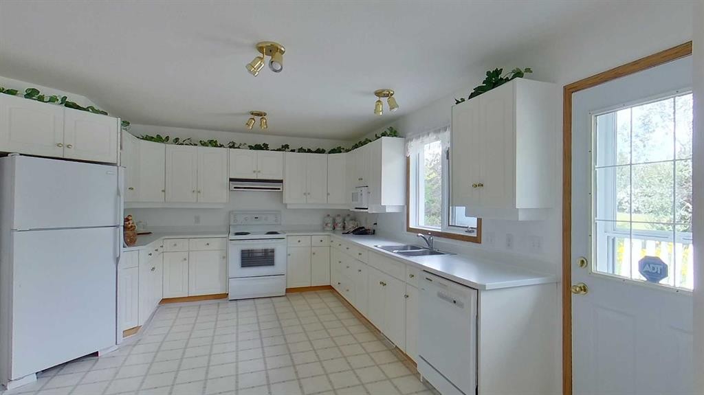 655019 44 Highway, Flatbush, AB - Indoor Photo Showing Kitchen With Double Sink