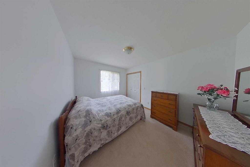 655019 44 Highway, Flatbush, AB - Indoor Photo Showing Bedroom