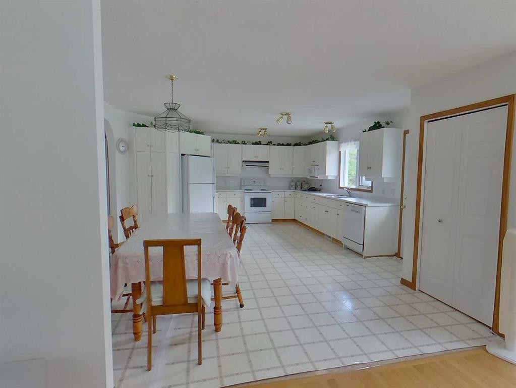 655019 44 Highway, Flatbush, AB - Indoor Photo Showing Kitchen
