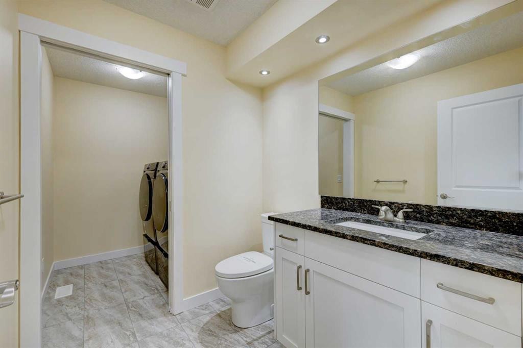 22 Garden Way, Drumheller, AB - Indoor Photo Showing Bathroom
