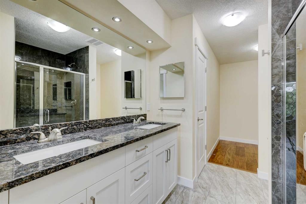 22 Garden Way, Drumheller, AB - Indoor Photo Showing Bathroom