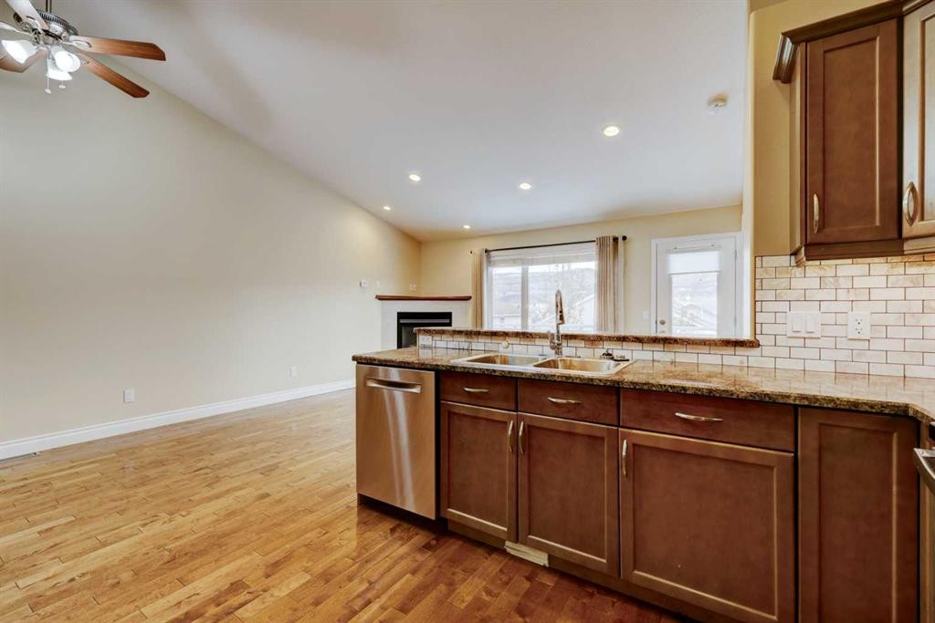 23 Garden Way, Drumheller, AB - Indoor Photo Showing Kitchen