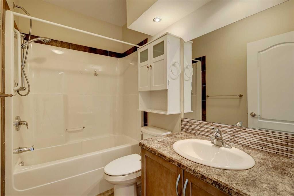 23 Garden Way, Drumheller, AB - Indoor Photo Showing Bathroom