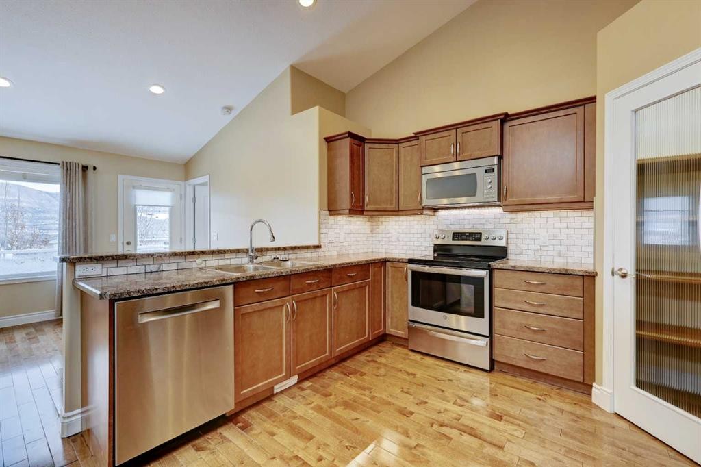 24 Garden Way, Drumheller, AB - Indoor Photo Showing Kitchen