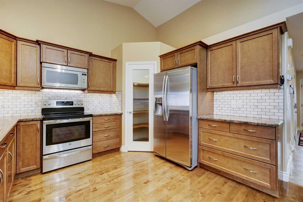 24 Garden Way, Drumheller, AB - Indoor Photo Showing Kitchen