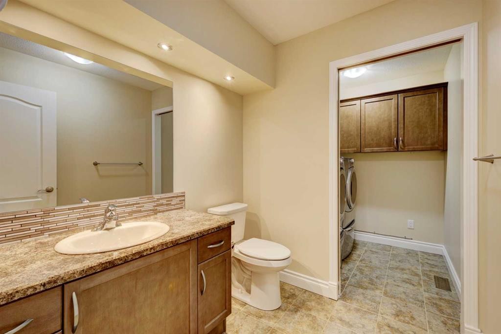 24 Garden Way, Drumheller, AB - Indoor Photo Showing Bathroom
