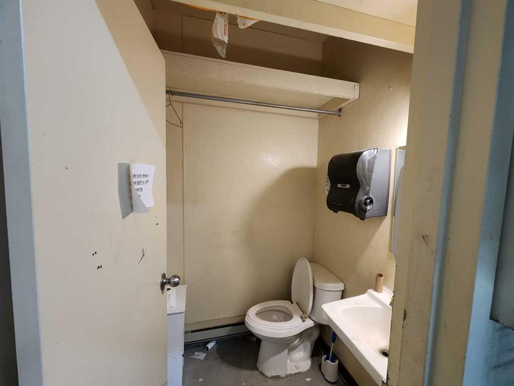 208 Railway Avenue East, Drumheller, AB