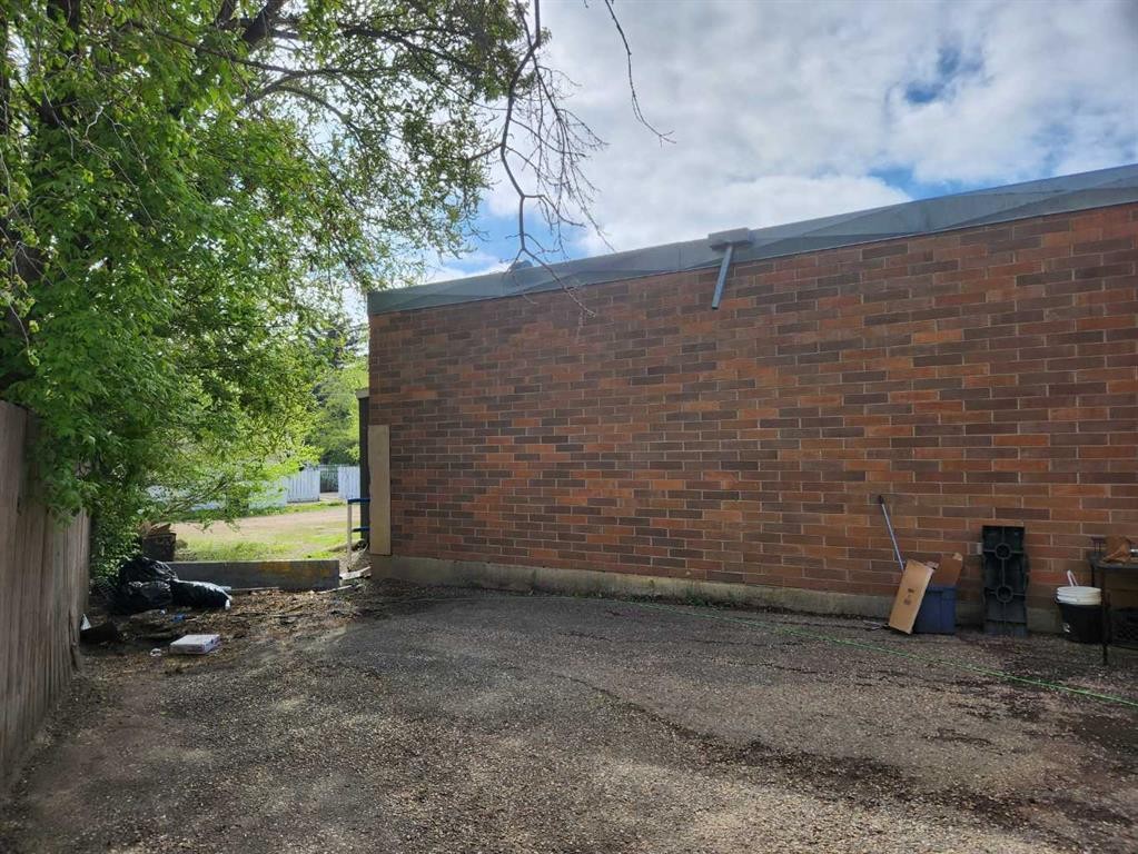 208 Railway Avenue East, Drumheller, AB