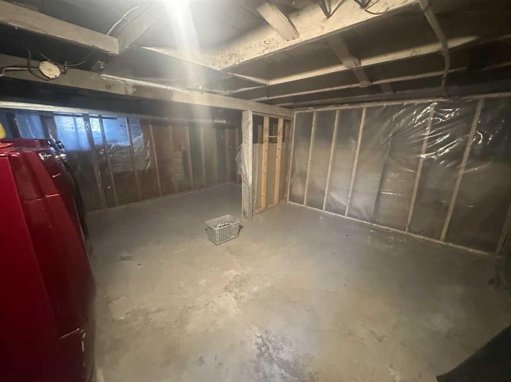 107 4 Avenue East, Hanna, AB - Indoor Photo Showing Basement