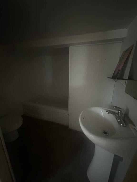 107 4 Avenue East, Hanna, AB - Indoor Photo Showing Bathroom