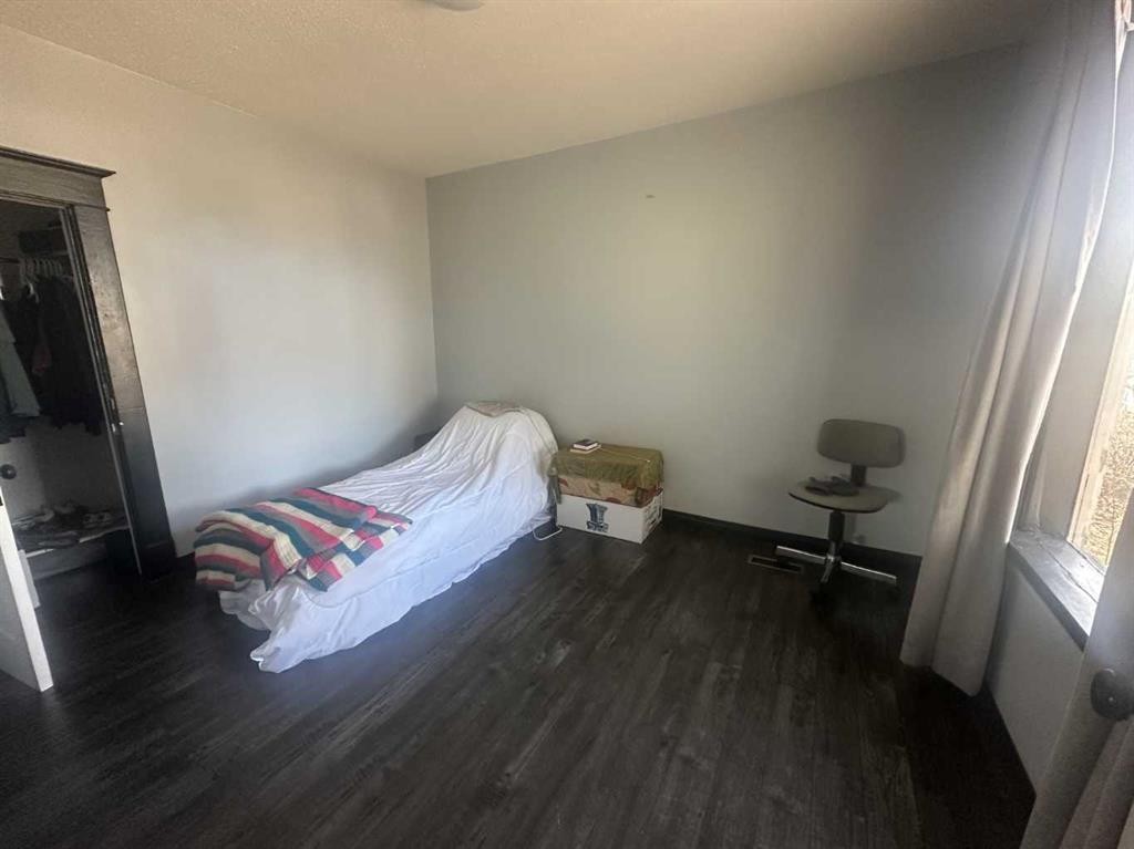107 4 Avenue East, Hanna, AB - Indoor Photo Showing Bedroom
