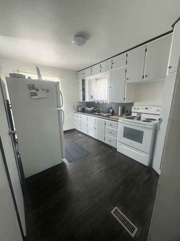 107 4 Avenue East, Hanna, AB - Indoor Photo Showing Kitchen