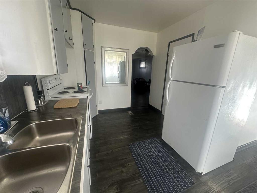 107 4 Avenue East, Hanna, AB - Indoor