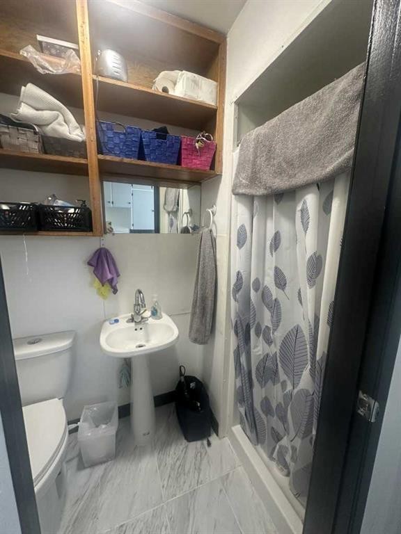 107 4 Avenue East, Hanna, AB - Indoor Photo Showing Bathroom