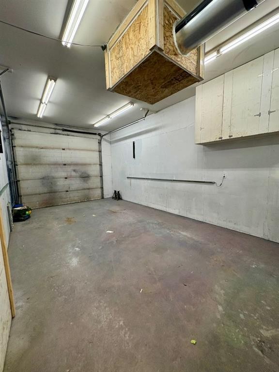 45 3 Avenue, Tilley, AB - Indoor Photo Showing Garage