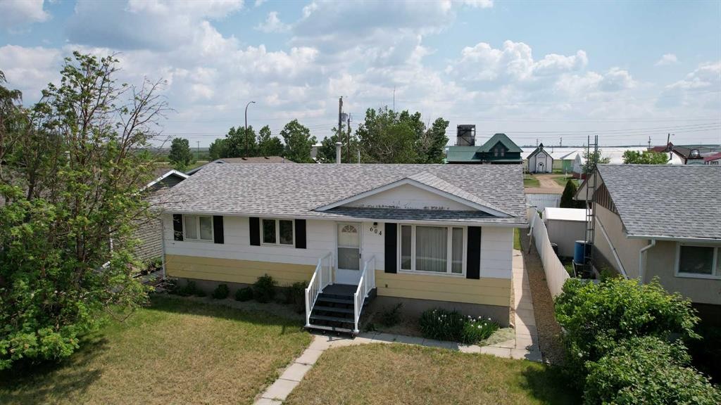 604 3 Street East, Hanna, AB - Outdoor With Facade