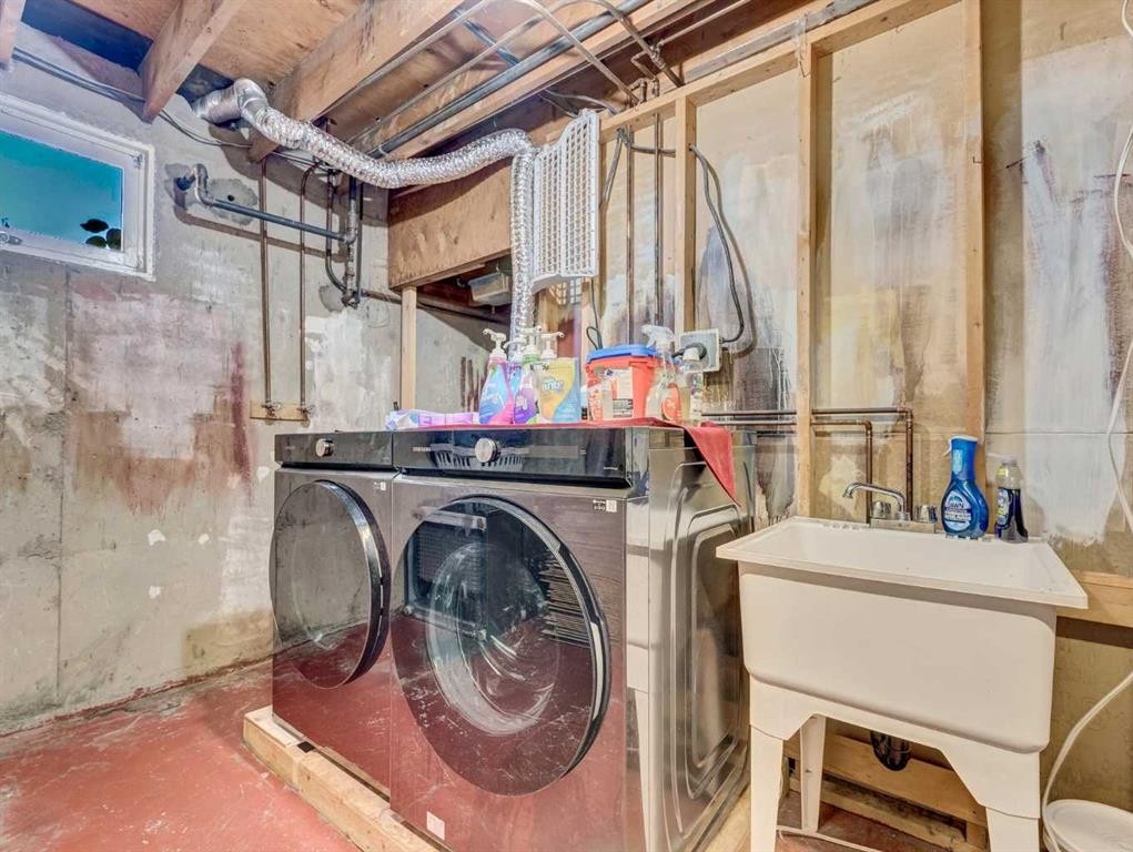517 Tulip Street, Rosemary, AB - Indoor Photo Showing Laundry Room