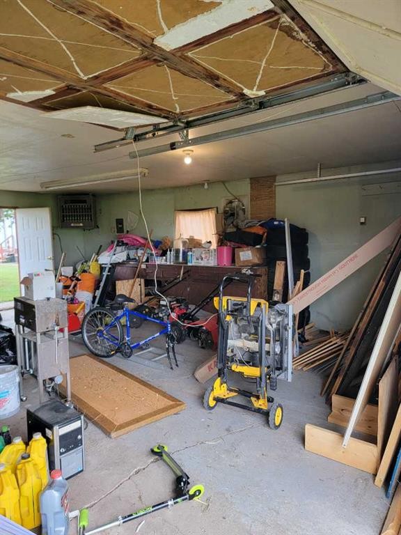 218 3 Avenue East, Cereal, AB - Indoor Photo Showing Garage