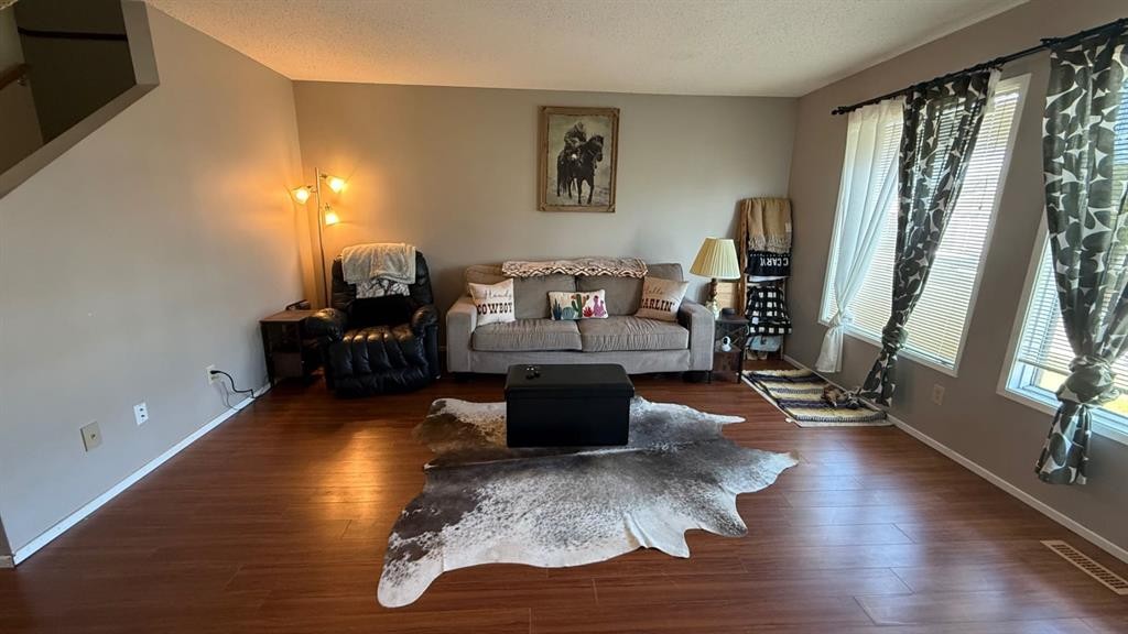 109 Winkler Drive, Hanna, AB - Indoor Photo Showing Living Room