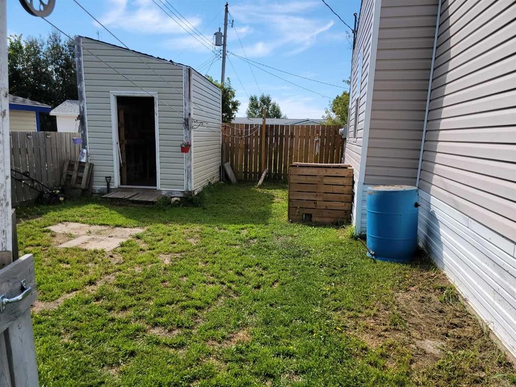 4447 Park Crescent, Coronation, AB - Outdoor With Exterior