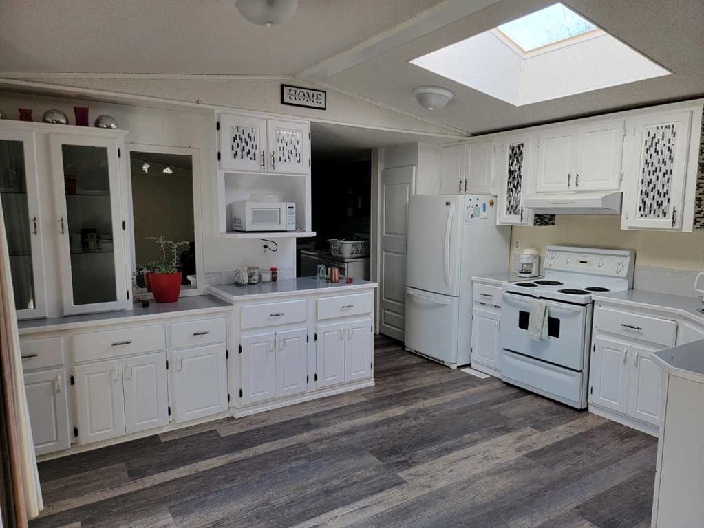 4447 Park Crescent, Coronation, AB - Indoor Photo Showing Kitchen