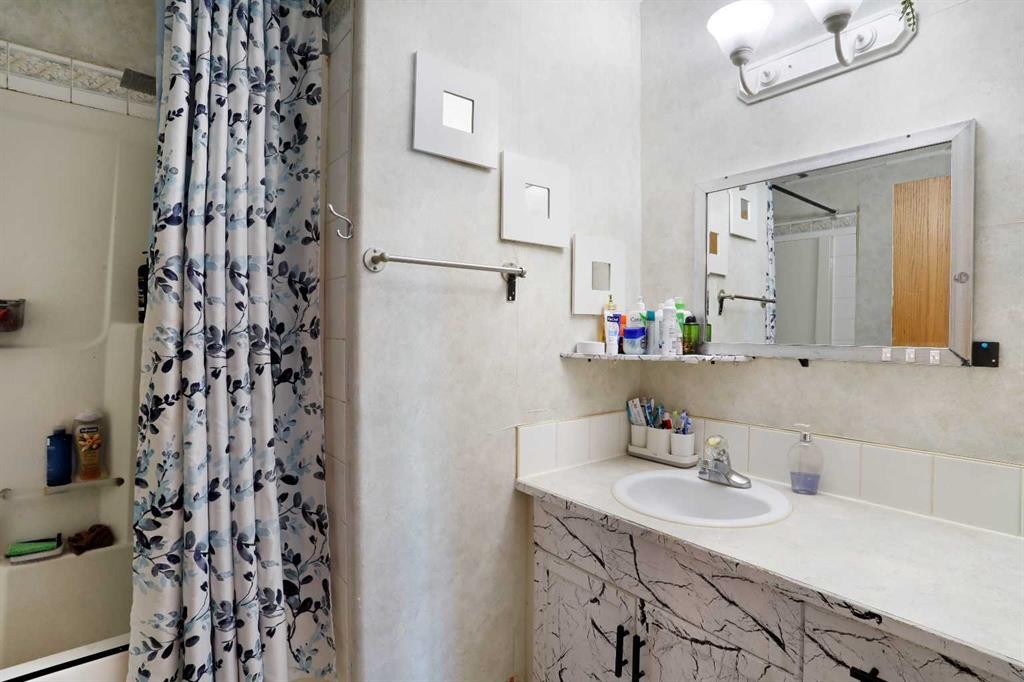 60 Pleasant Park Road West, Brooks, AB - Indoor Photo Showing Bathroom