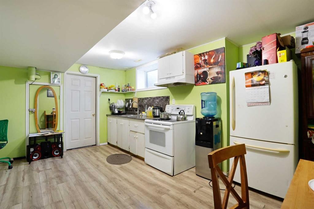 60 Pleasant Park Road West, Brooks, AB - Indoor Photo Showing Kitchen