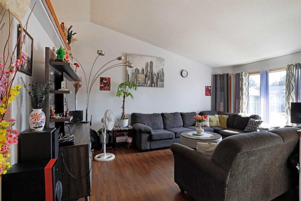 60 Pleasant Park Road West, Brooks, AB - Indoor Photo Showing Living Room