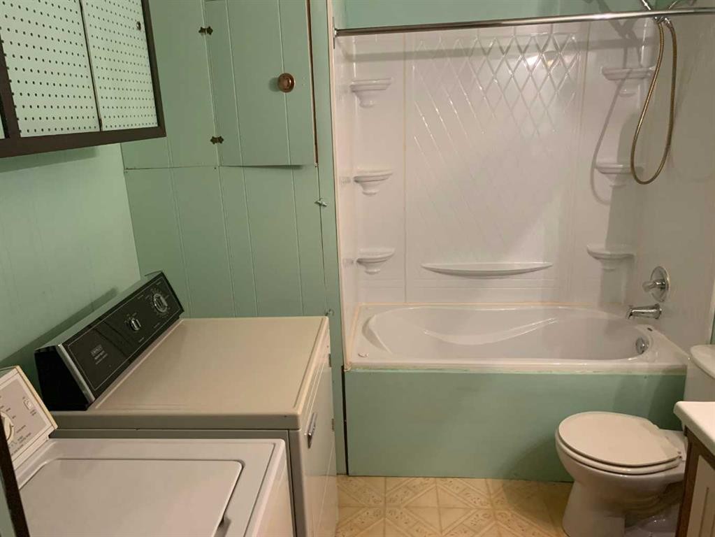 225 4 Street Street Nw, Sundre, AB - Indoor Photo Showing Other Room