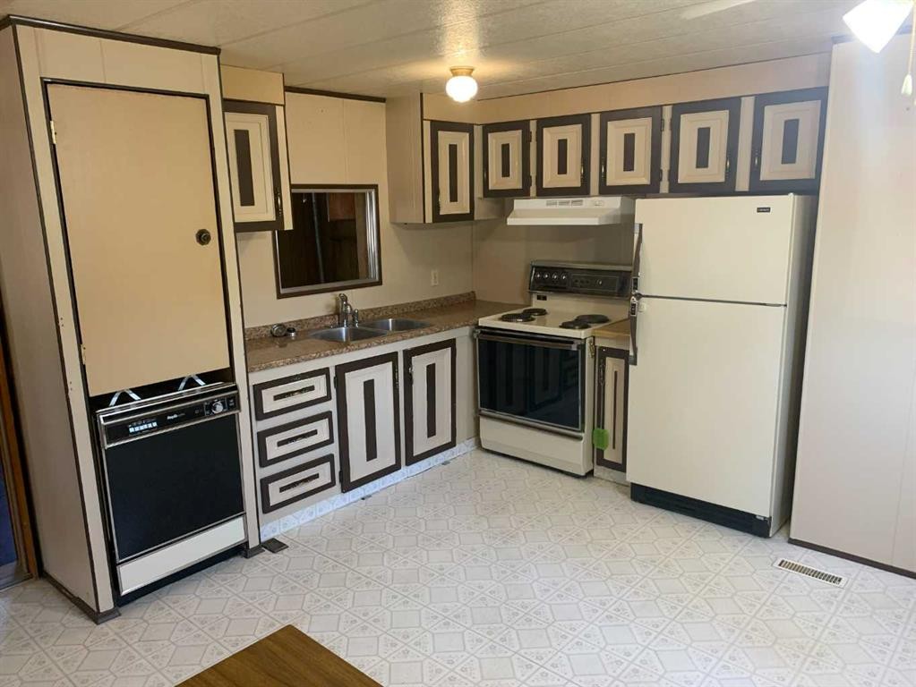 225 4 Street Street Nw, Sundre, AB - Indoor Photo Showing Kitchen With Double Sink