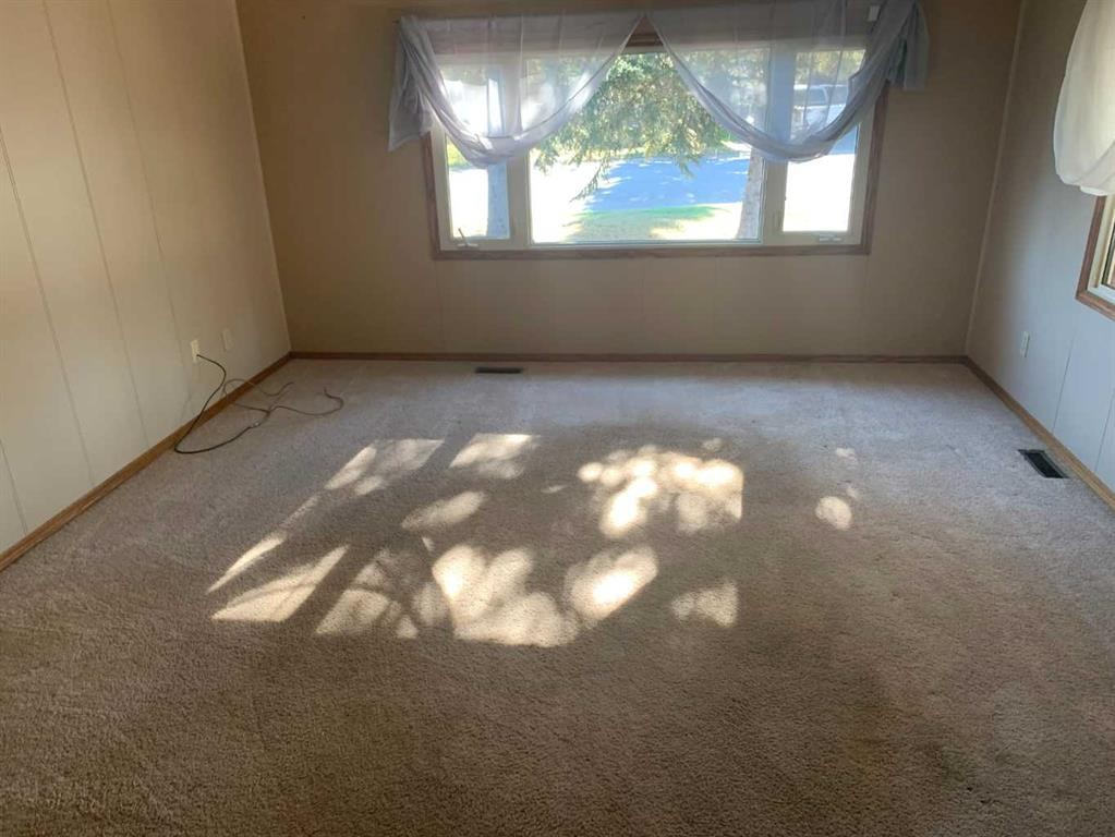 225 4 Street Street Nw, Sundre, AB - Indoor Photo Showing Other Room