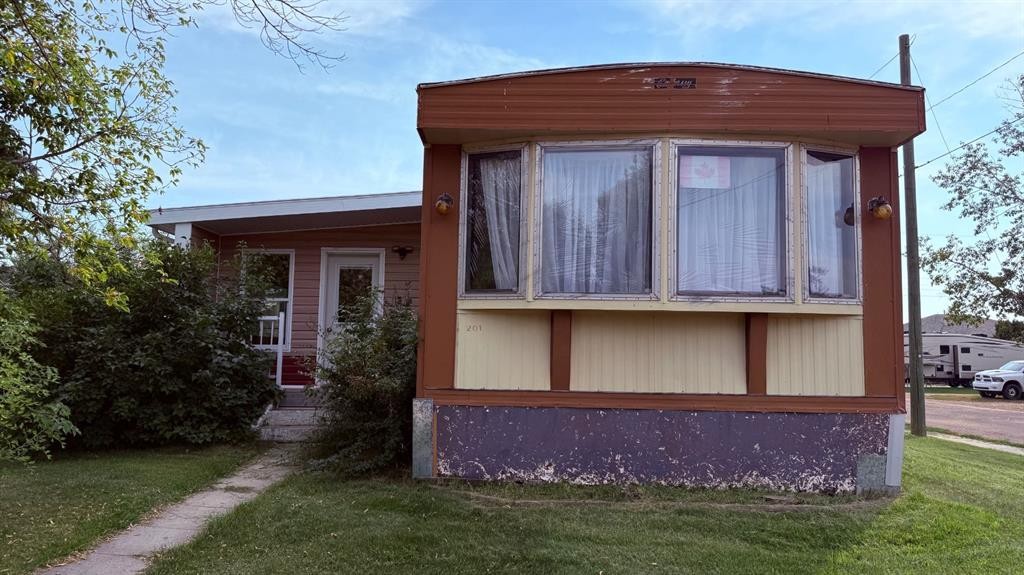 201 3 Avenue Se, Youngstown, AB - Outdoor