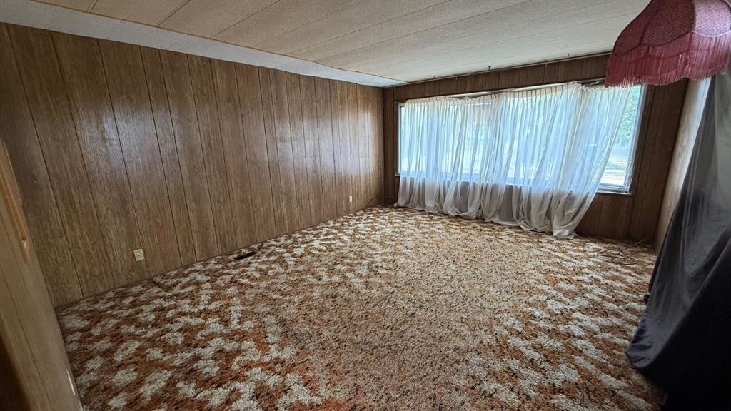 201 3 Avenue Se, Youngstown, AB - Indoor