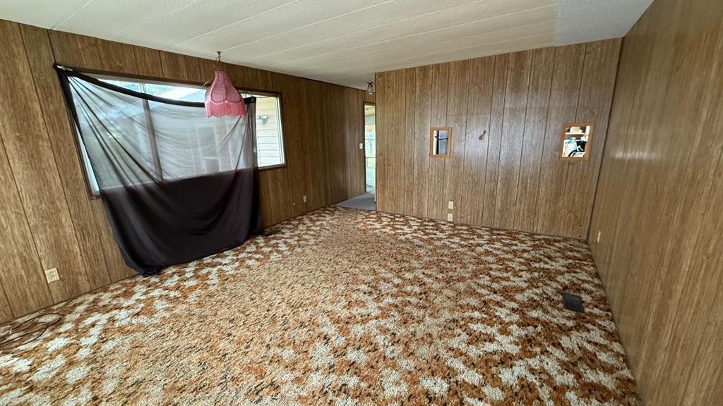 201 3 Avenue Se, Youngstown, AB - Indoor