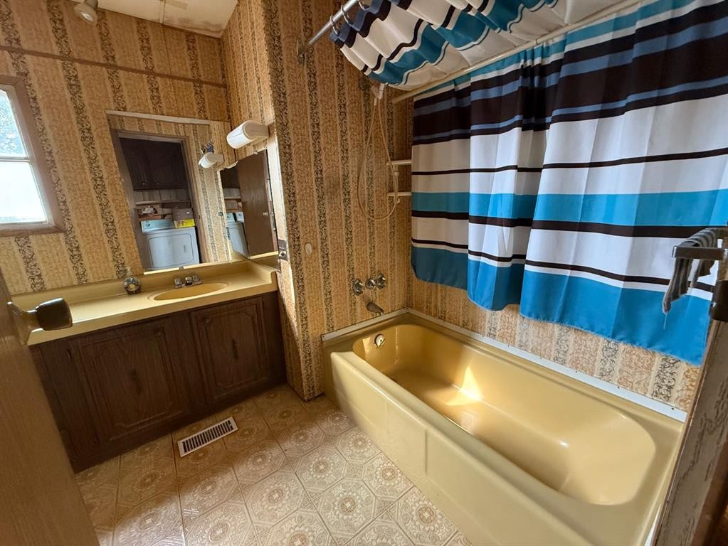 201 3 Avenue Se, Youngstown, AB - Indoor Photo Showing Bathroom