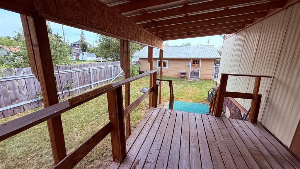 201 3 Avenue Se, Youngstown, AB - With Deck Patio Veranda With Exterior