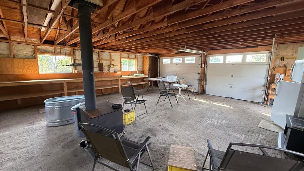 201 3 Avenue Se, Youngstown, AB - Indoor Photo Showing Garage
