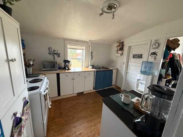 120 Main Street, Michichi, AB - Indoor Photo Showing Other Room