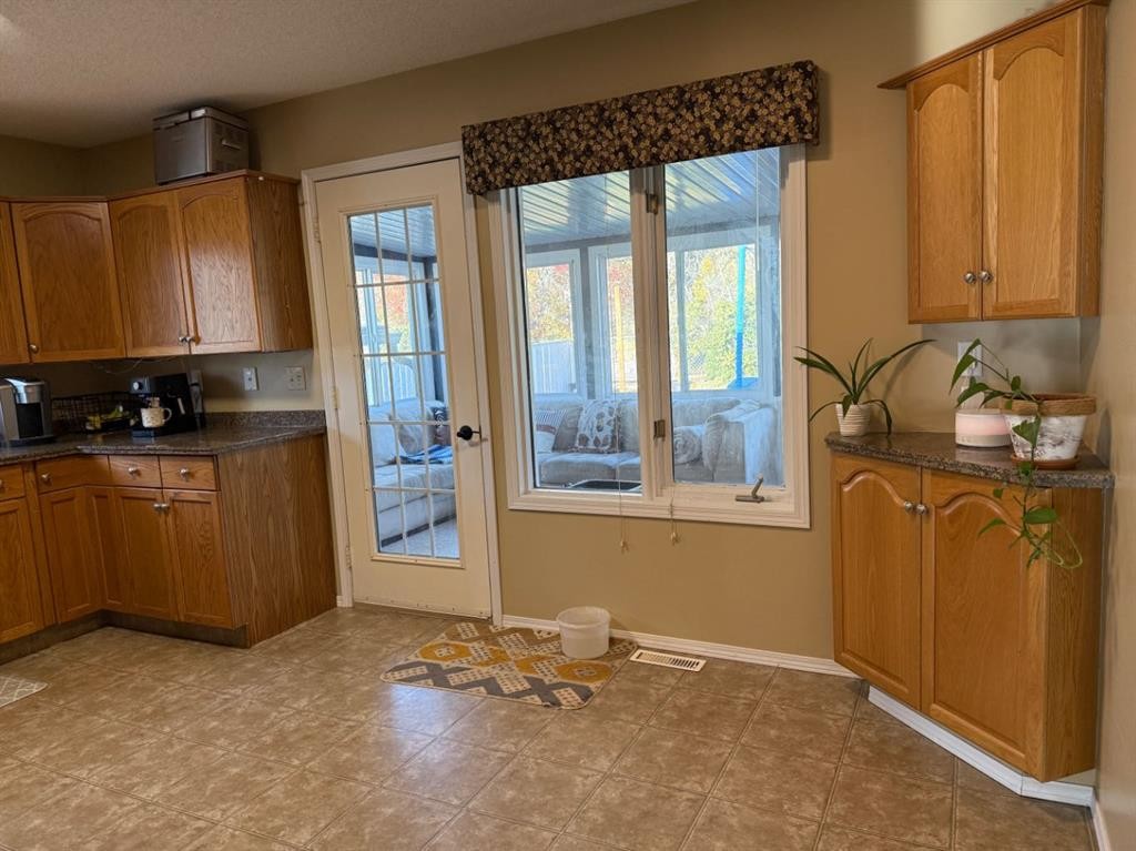 1148 Newcastle Road, Drumheller, AB - Indoor Photo Showing Kitchen