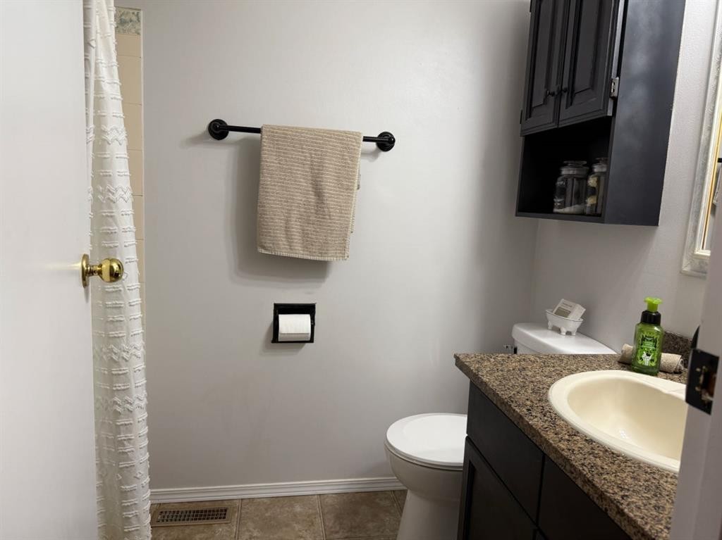 1148 Newcastle Road, Drumheller, AB - Indoor Photo Showing Bathroom