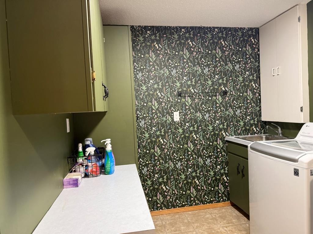 1148 Newcastle Road, Drumheller, AB - Indoor Photo Showing Laundry Room