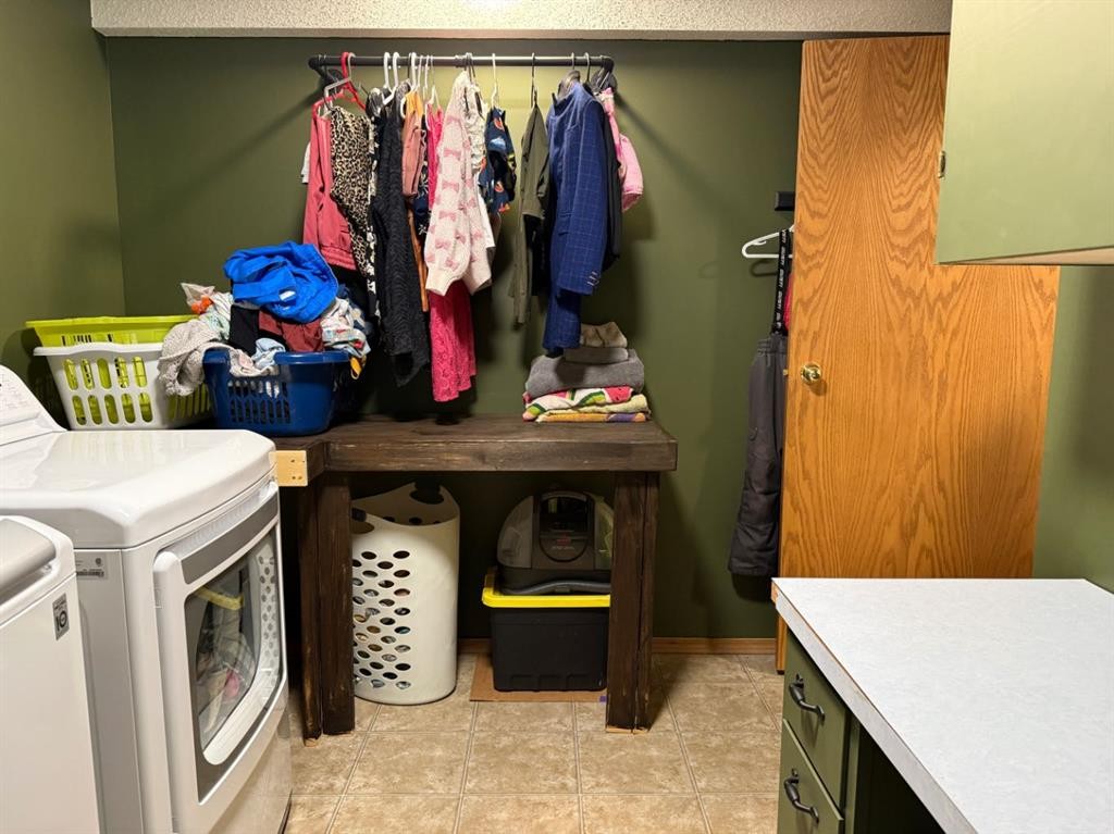 1148 Newcastle Road, Drumheller, AB - Indoor Photo Showing Other Room